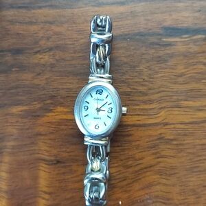 Timex Watch Quartz Silvertone Mother‎ of Pearl face Size 6"- 7"